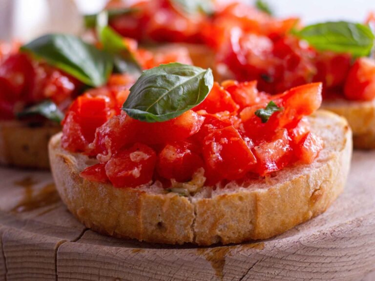 bruschetta di pane con pomodori conditi