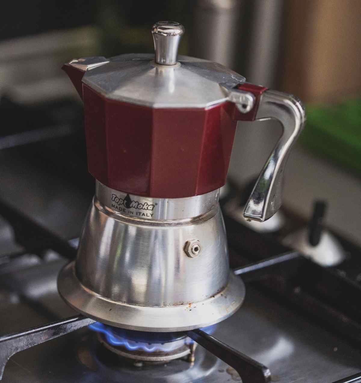 caffettiera sul fornello di un piano cottura