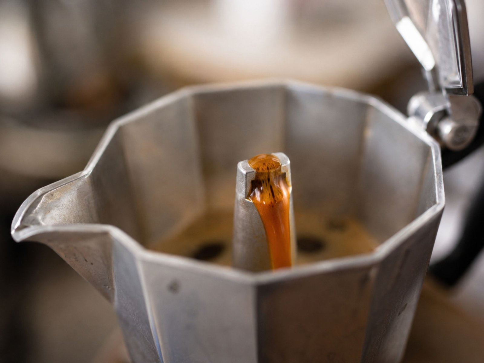 Come fare il caffè con la moka a regola d’arte: quasi nessuno conosce il trucchetto finale