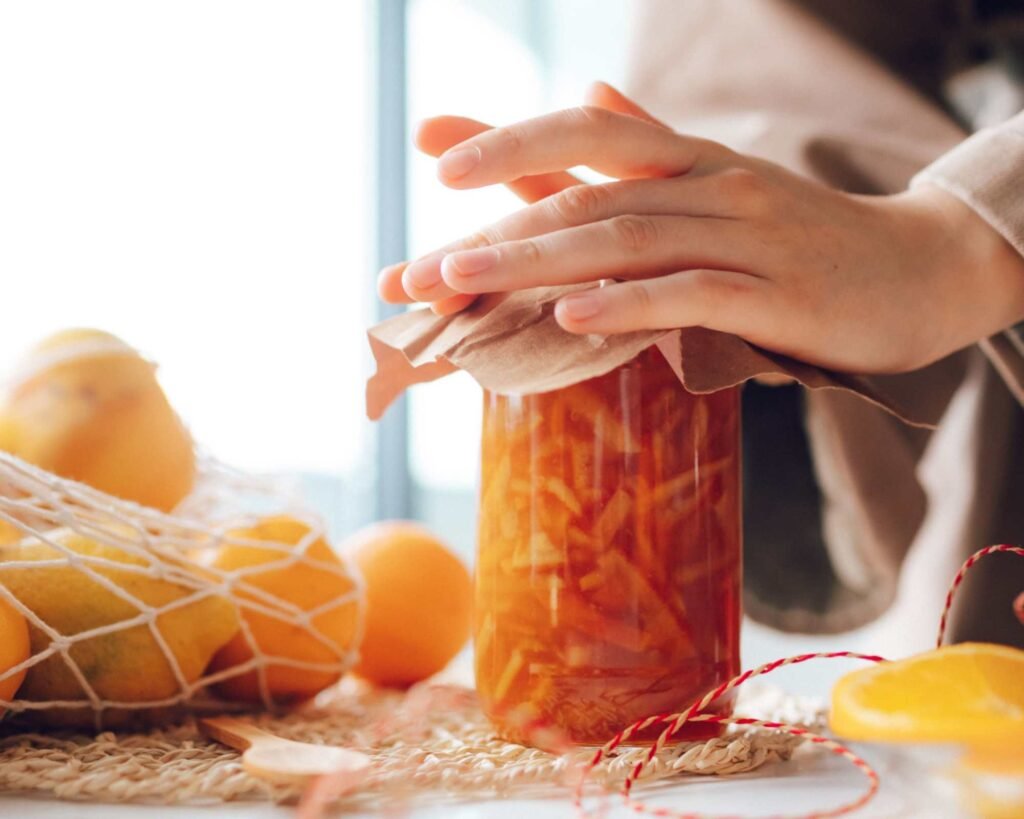 persona fodera tappo di un barattolo di marmellata con della carta