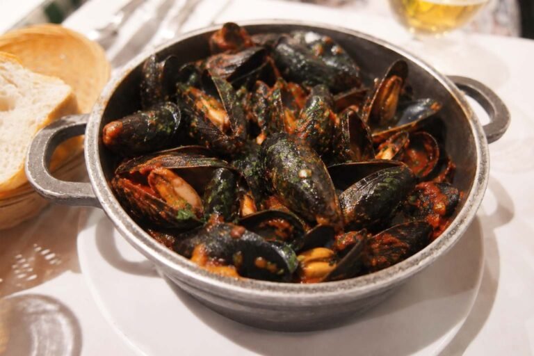 una casseruola con dentro cozze cotte nel sugo