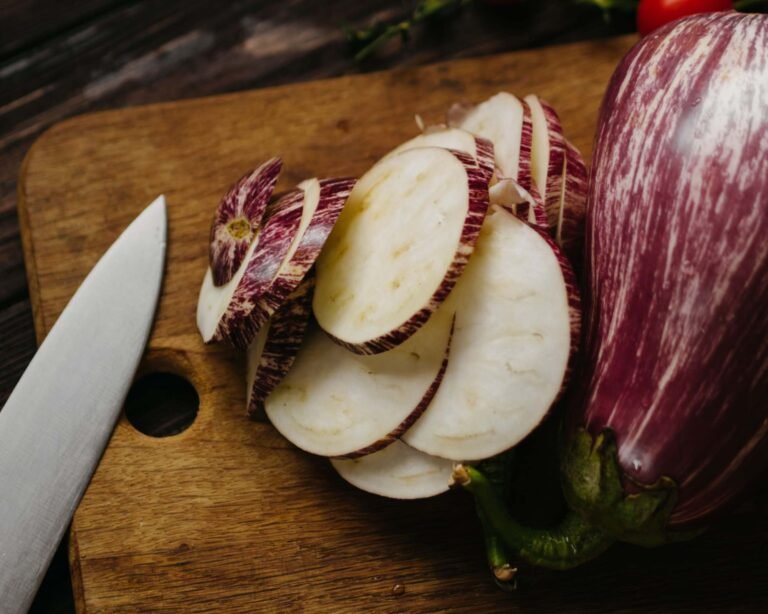 una melanzana tagliata a fette su un tagliere