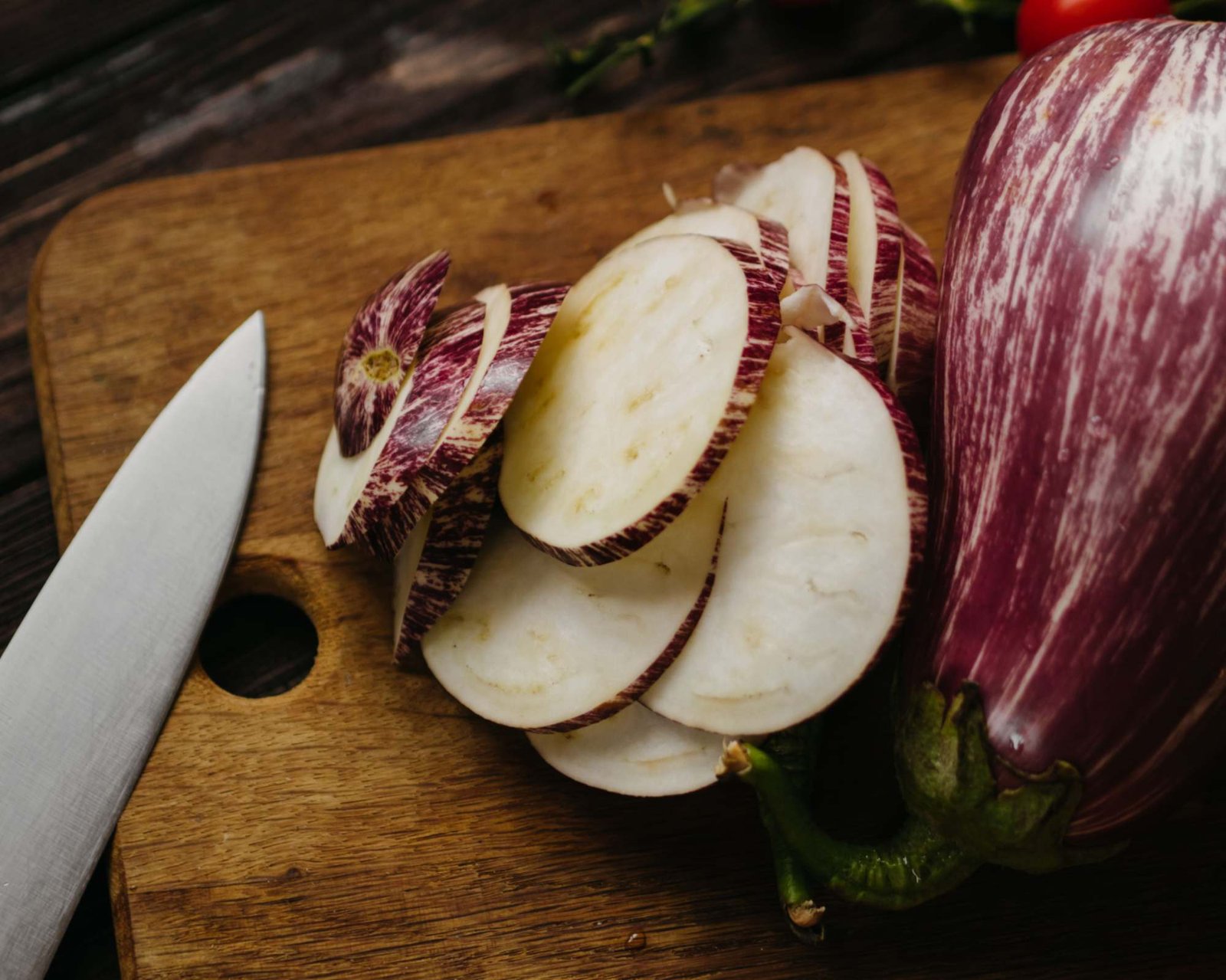 L’amaro dalle melanzane non lo elimini con il vecchio trucco del peso sopra: ecco la soluzione che funziona davvero