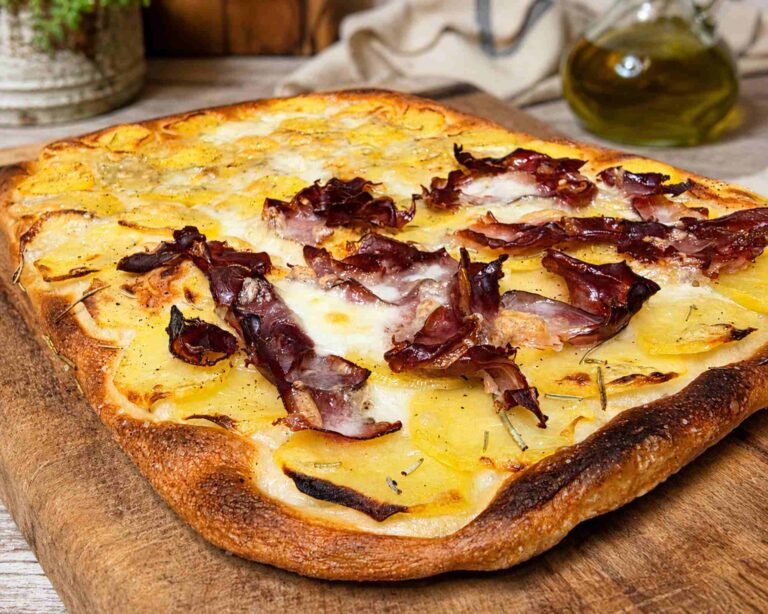 focaccia condita con patate a fette e speck