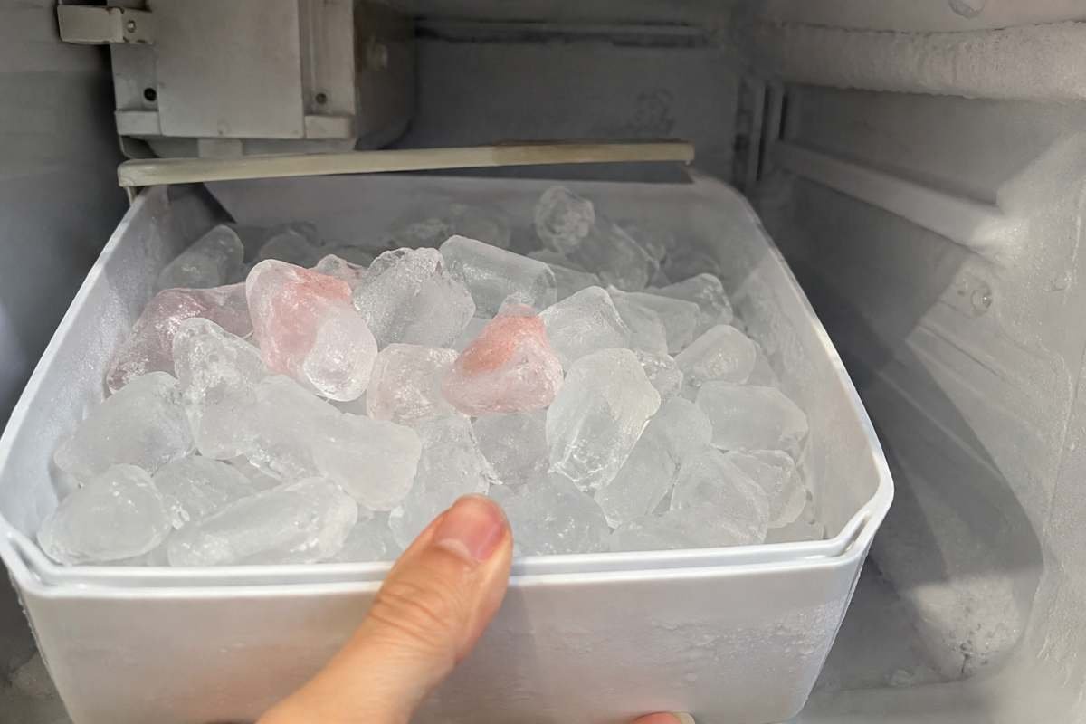 cubetti di ghiaccio rosa in un cassetto del freezer
