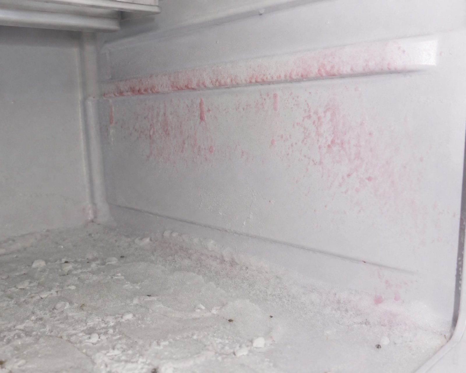 Se noti del ghiaccio rosa nel tuo freezer fai molta attenzione: quasi nessuno lo sa