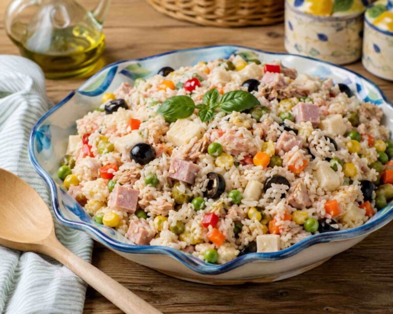 una scodella di insalata di riso ricca