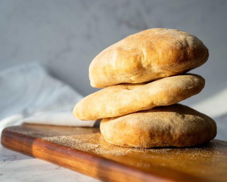 pane arabo impilato e su un tagliere