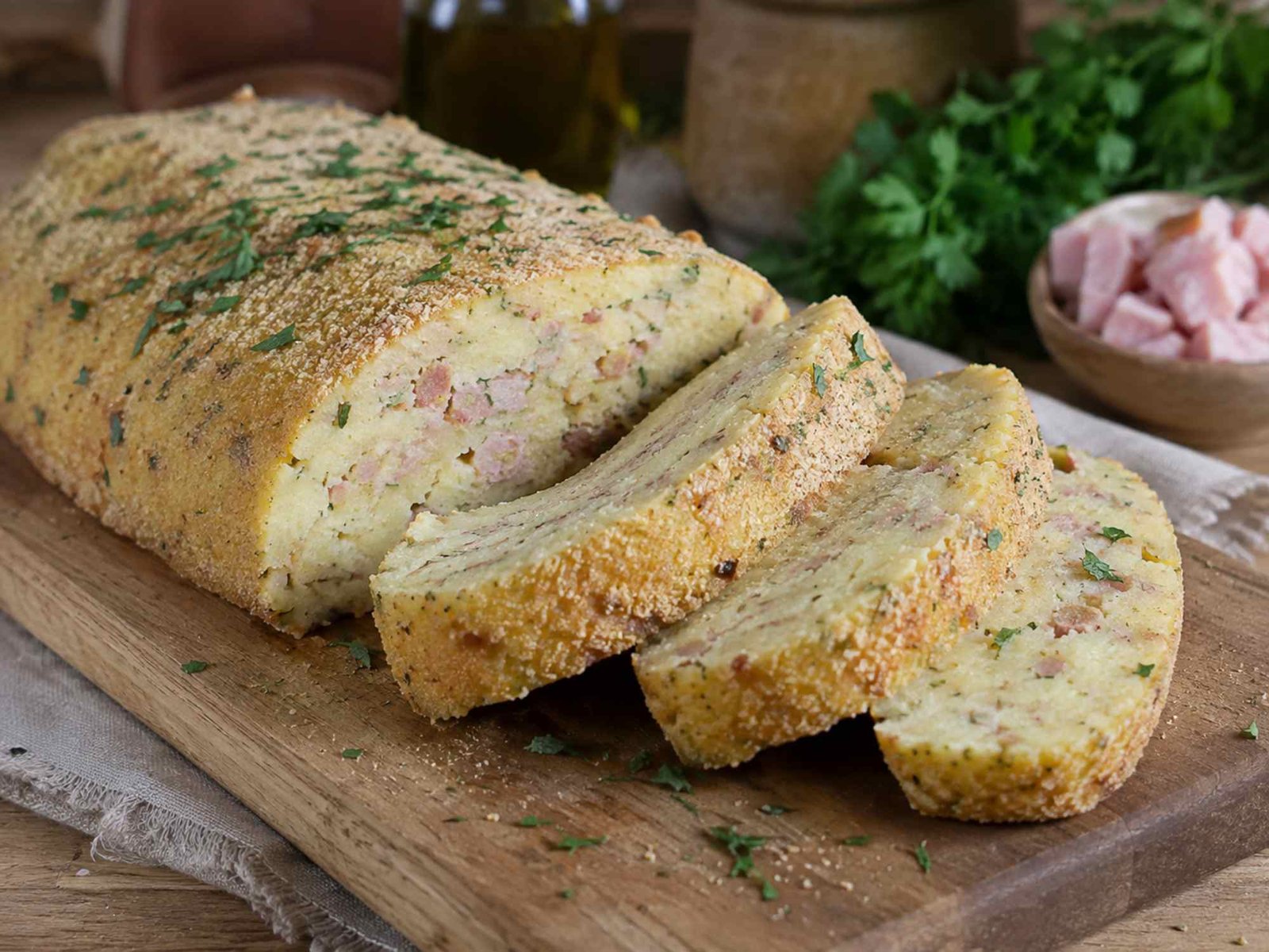 Polpettone di prosciutto e patate, non si accende mica il forno: pronto in 30 minuti e gustosissimo