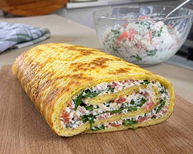 rotolo di frittata con ripieno di rucola,salmone e ricotta