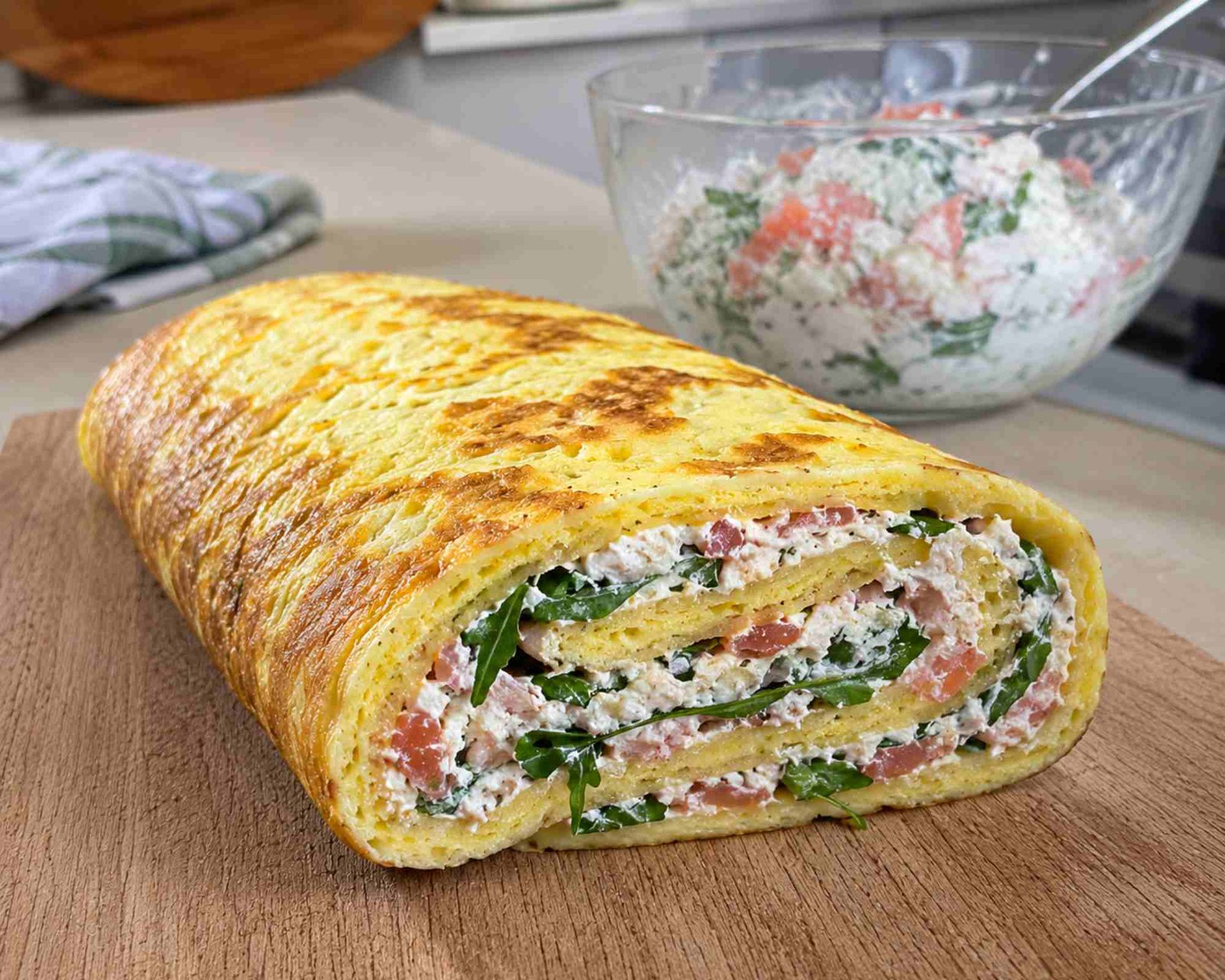Rotolo velocissimo di frittata, col ripieno al salmone è una goduria: secondo freschissimo
