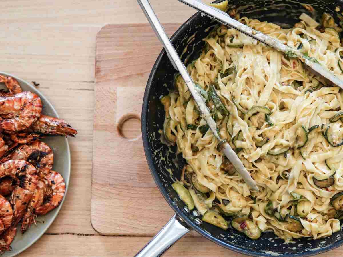 Tagliatelle zucchine e gamberetti: la ricetta
