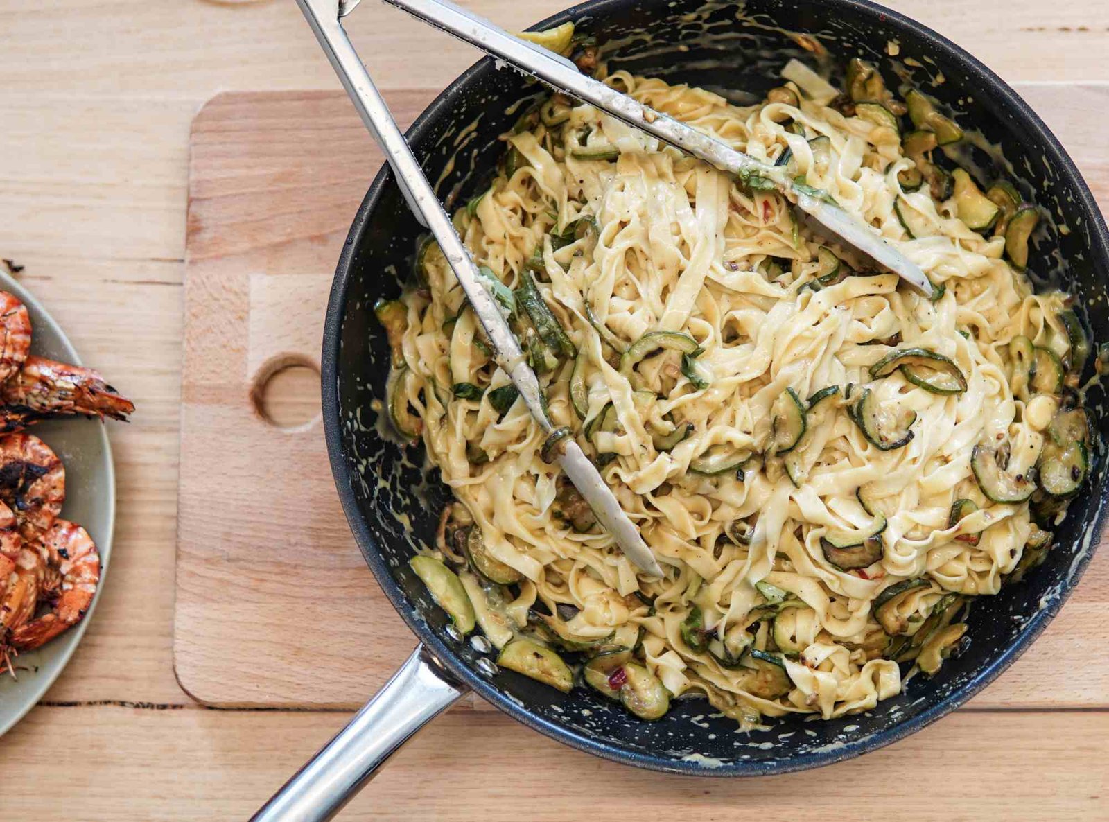 Tagliatelle sciué sciué zucchine e gamberetti: l’idea super sfiziosa per ogni pranzo e cena