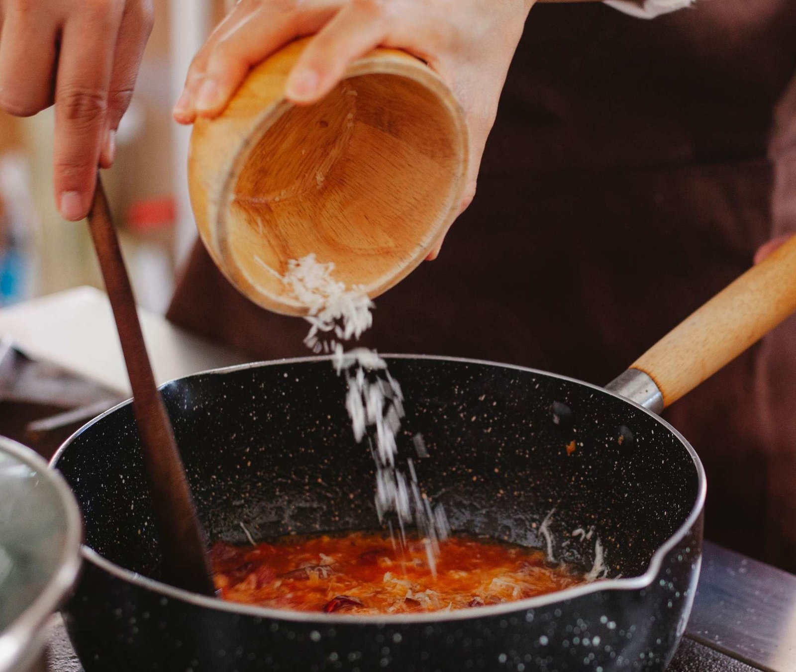 Troppo sale nel sugo? Niente panico: ecco il trucco del ristorante per recuperarlo ed evitare sprechi inutili